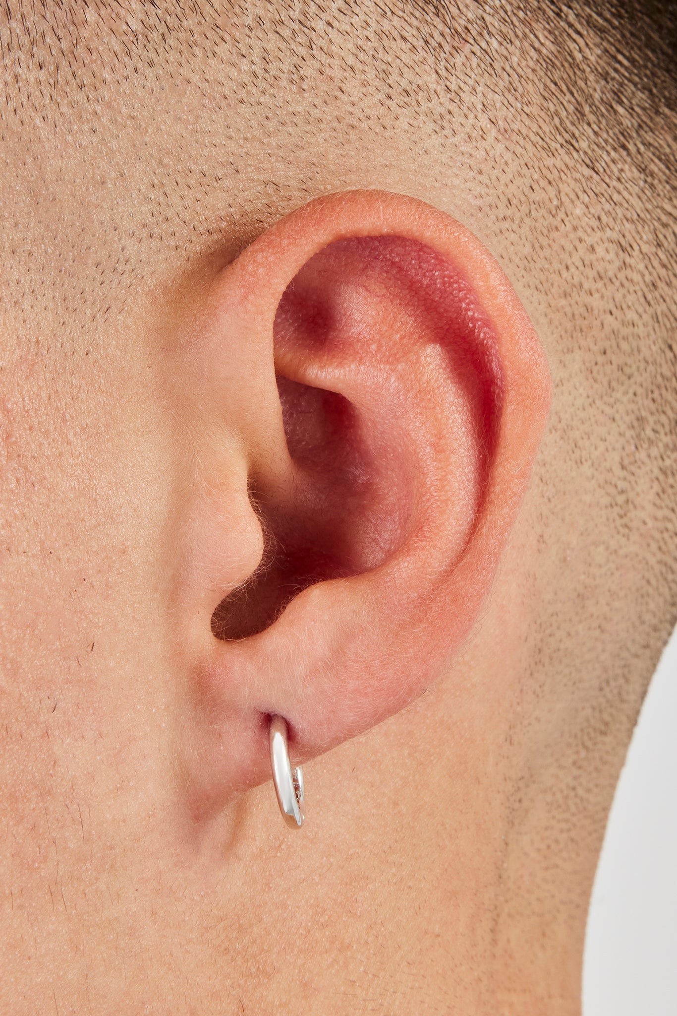 Polierte Micro Huggie Ohrringe – 12 mm